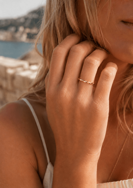 Pierścionek Twist Whisper - 18k Pozłacany