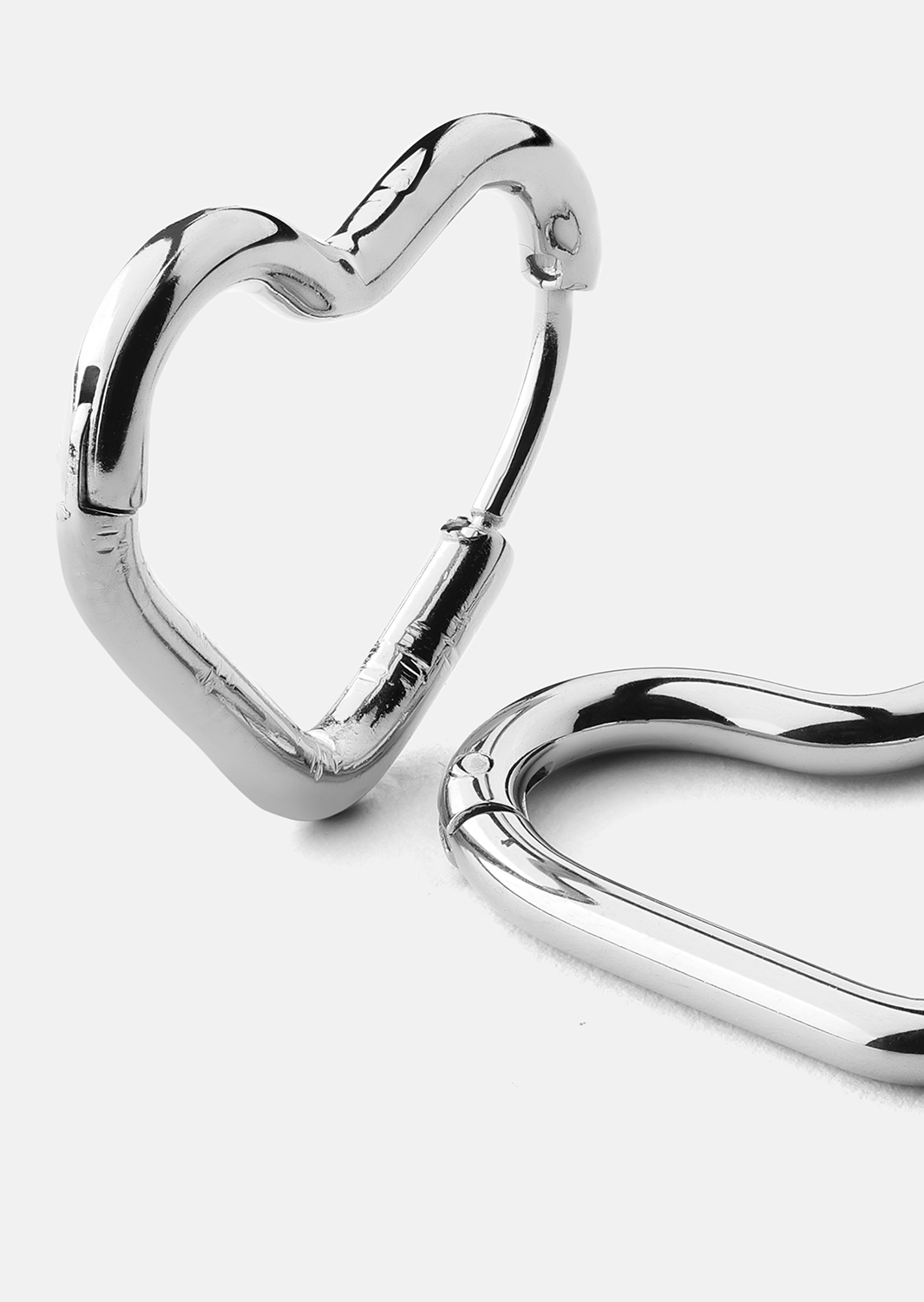 Kolczyk Heart's Embrace - Silver Plated